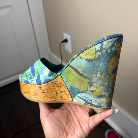 🌿 SAVE THE QUEEN! Italian Graphic Wedge Mule Heels - Picture 9 of 12